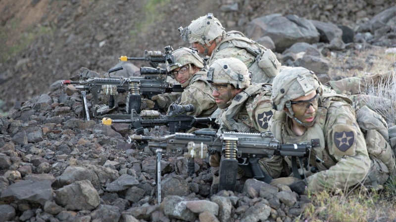 Армия США подписала контракт на внедрение ИИ в войска, пишет WSJ