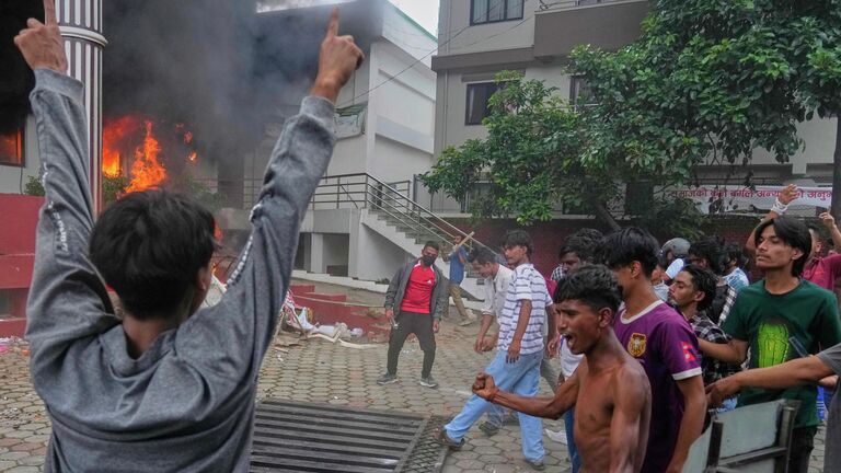 Бывшая верховная судья Непала приняла присягу в качестве премьера