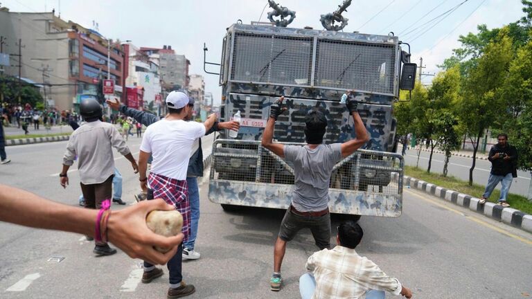 Бывшая верховная судья Непала приняла присягу в качестве премьера