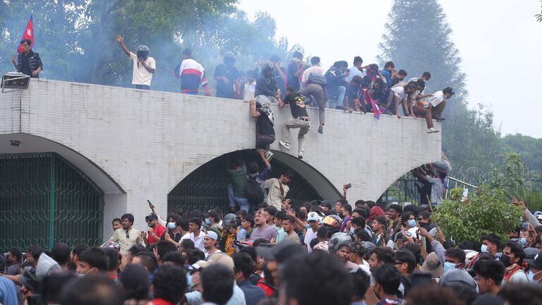 Бывшая верховная судья Непала приняла присягу в качестве премьера