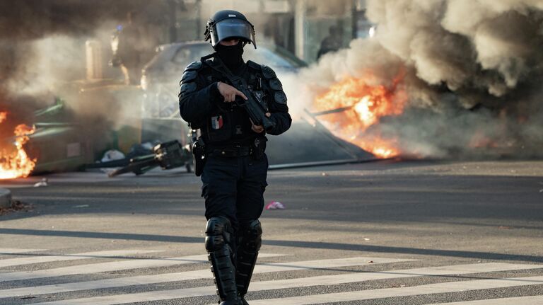 Число участников протестов во Франции достигло 175 тысяч