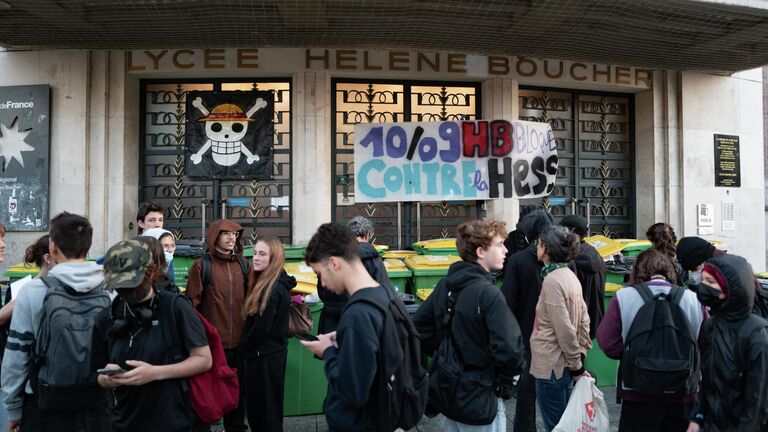 Число участников протестов во Франции достигло 175 тысяч