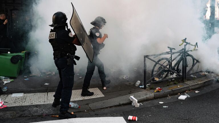 Число участников протестов во Франции достигло 175 тысяч