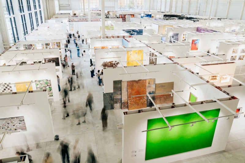 Что интересного посмотреть и купить на Cosmoscow 2025: гид по ярмарке