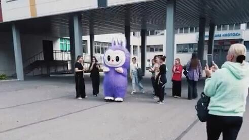 Девушка пришла на выборы в Великом Новгороде в костюме Лабубу