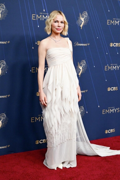 "Эмми-2025": самые яркие наряды, дорогие бриллианты, победы и интриги