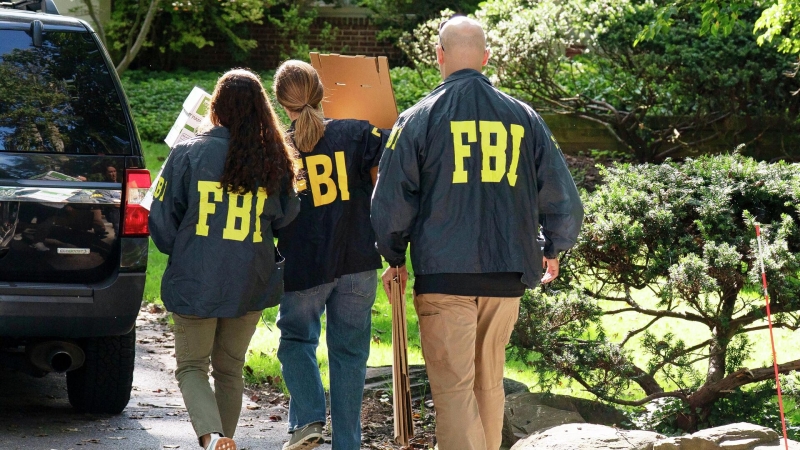 ФБР нашли у экс-советника Трампа "секретные документы", пишет Politico