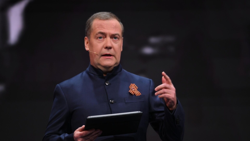 Медведев назвал голосование на выборах в Курской области актом мужества