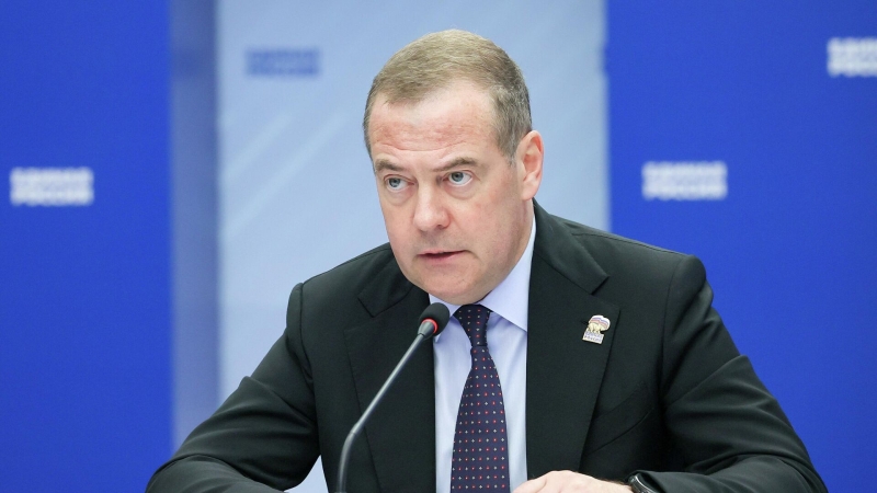 Медведев ответил на угрозы Зеленского