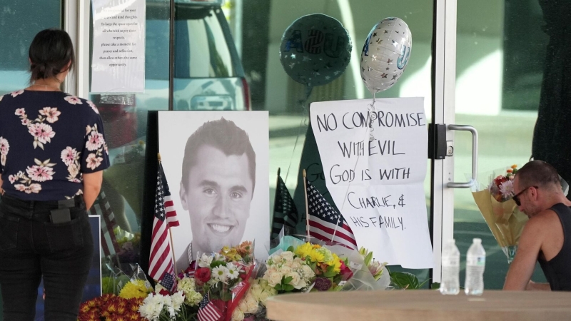 Мемориал в Юте в память о Кирке утопает в цветах