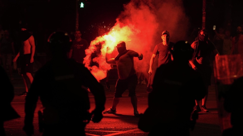 На протестах в Сербии пострадали 13 полицейских