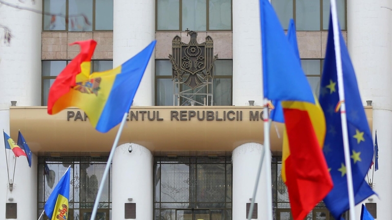 Оппозиция в Молдавии оспорила поправки о приостановке деятельности партий