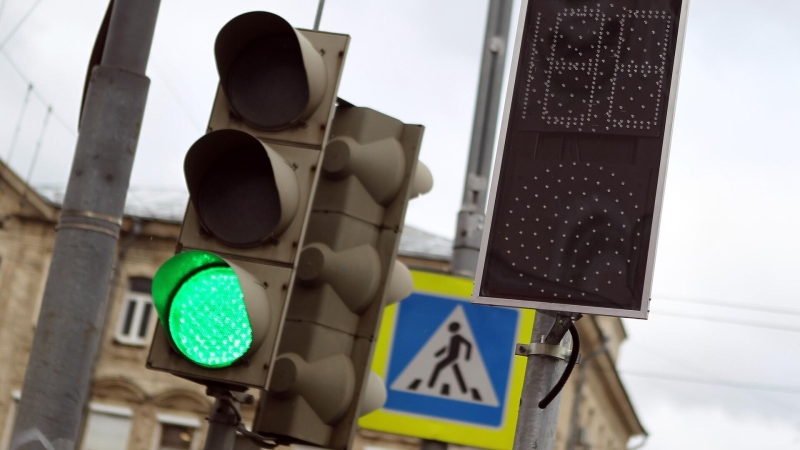 Опрос показал, сколько россиян жалуются на плохую видимость светофоров