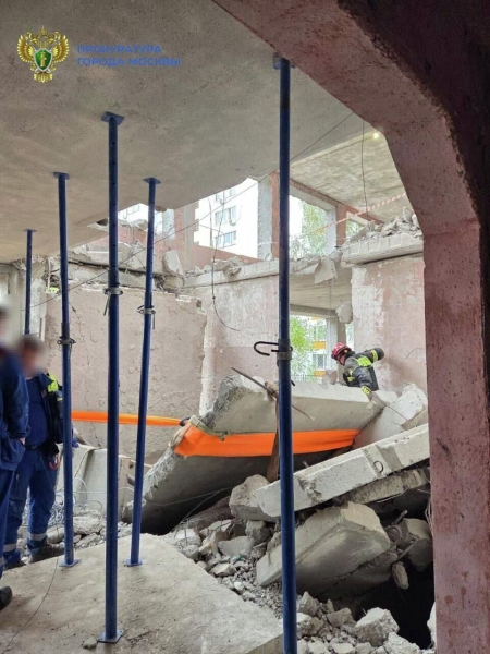 Опубликованы фото с места обвала конструкций в школе в Москве