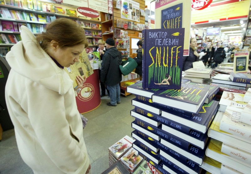 Пелевин выпустил роман "A Sinistra": алхимия, гримуар и исчезающие мозги