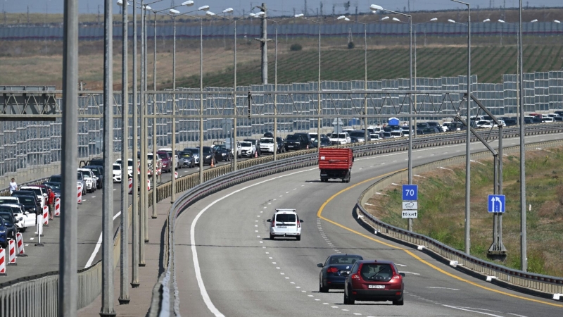 Пик очередей на Крымском мосту пройден, заявил Константинов