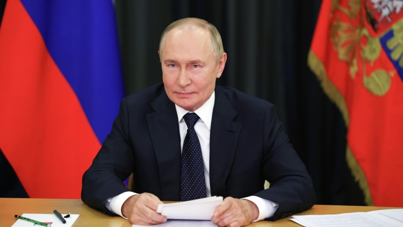 Путин отметил вклад "Петровского бала" в сбережение наследия оперной школы