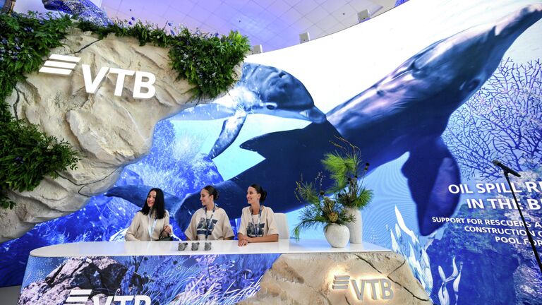 Путин отправился в филиал центра "Россия" во Владивостоке на катере