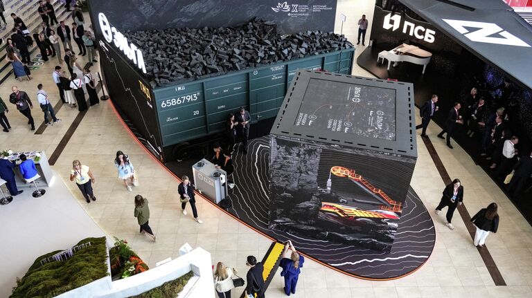 Путин отправился в филиал центра "Россия" во Владивостоке на катере