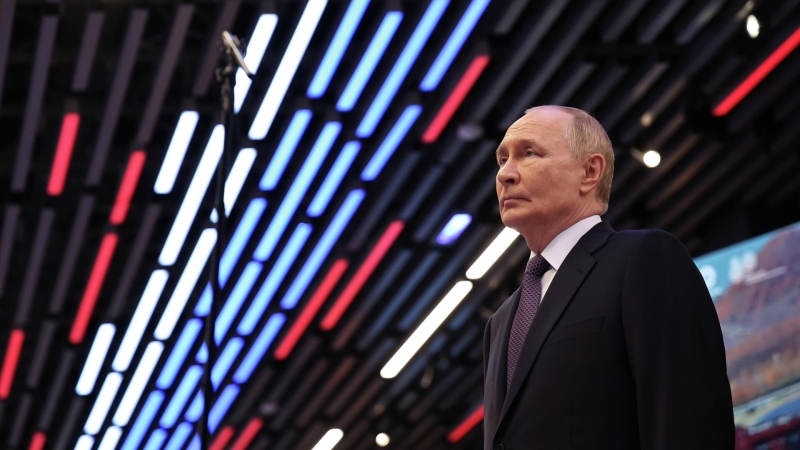 Путин пообщался с участниками мурал-арт фестиваля "Лица городов"