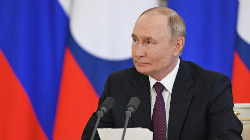 Путин присвоил двум самоходным артиллерийским полкам почетные наименования