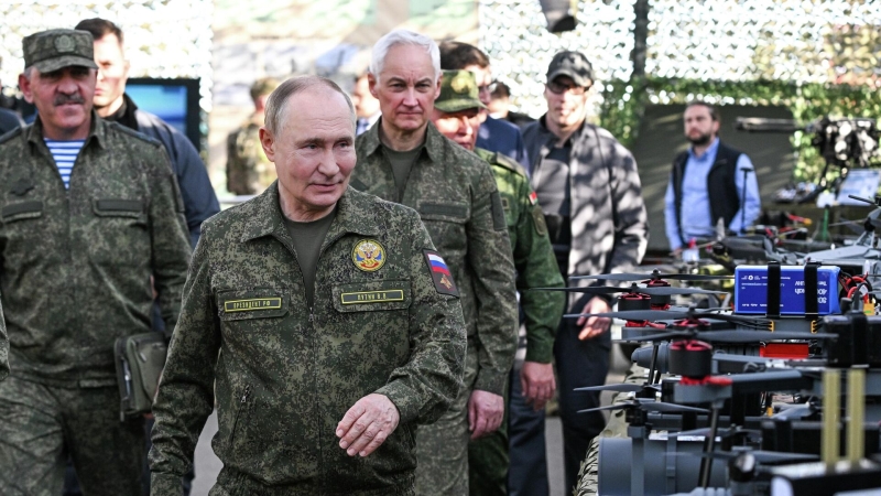 Путин всегда проявляет уважение к военным, заявил Песков