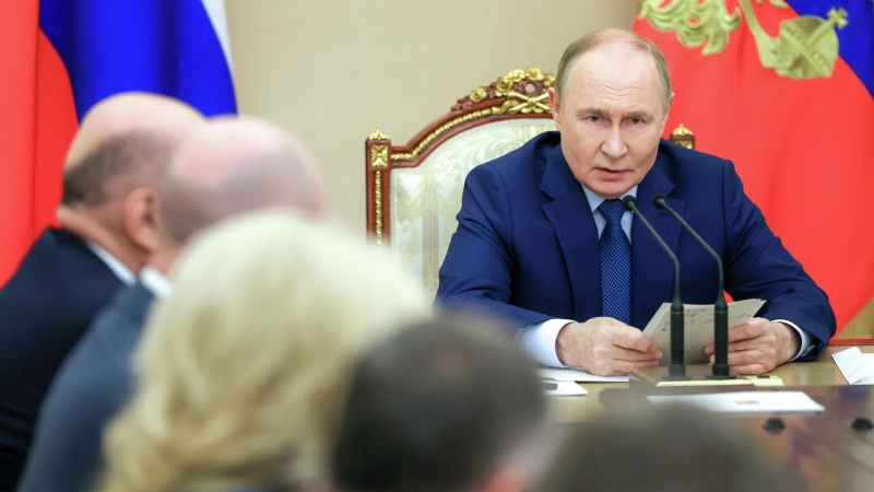 Путин вспомнил, как обсуждал с правительством и бизнесом борьбу с инфляцией