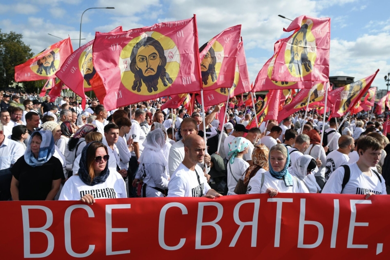 Тысячи верующих приняли участие в общемосковском крестном ходе