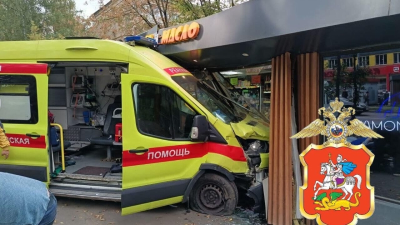 У магазина в Подмосковье, в который влетела скорая, разбит стеклянный фасад