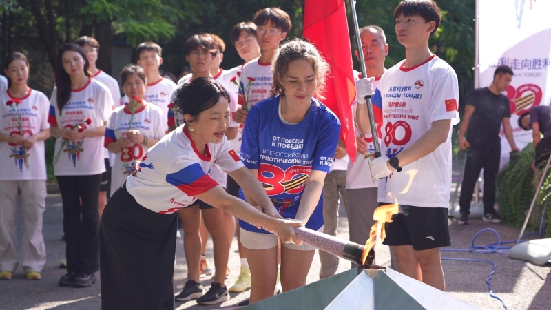 Участники патриотического забега доставили в Китай частицу Вечного огня