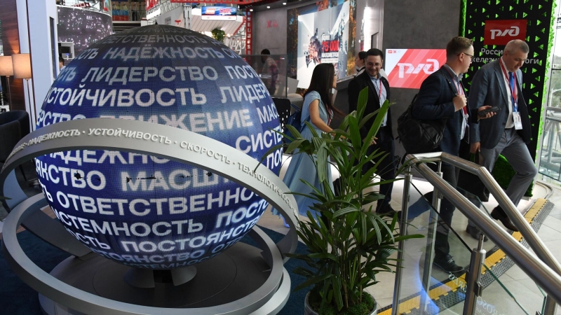 Участники ВЭФ прибывают на остров Русский