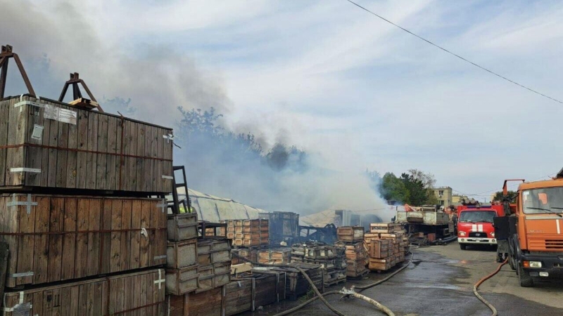 В Батайске потушили пожар на складе металла