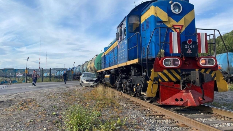 В Мурманске легковушка столкнулась с поездом