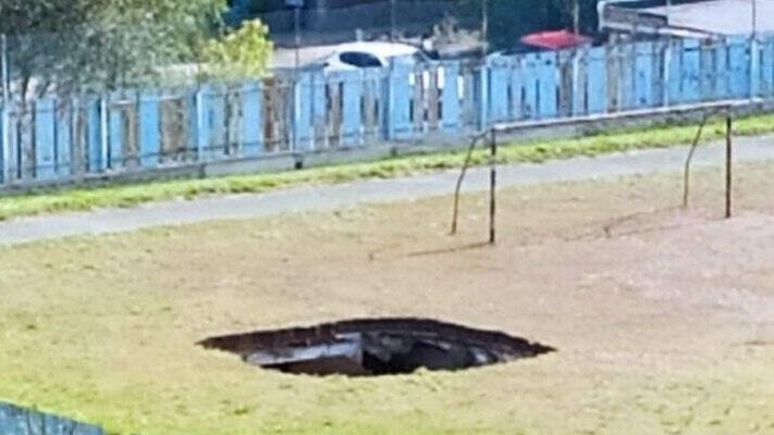 В Оренбургской области грунт на стадионе обвалился в подземный паркинг