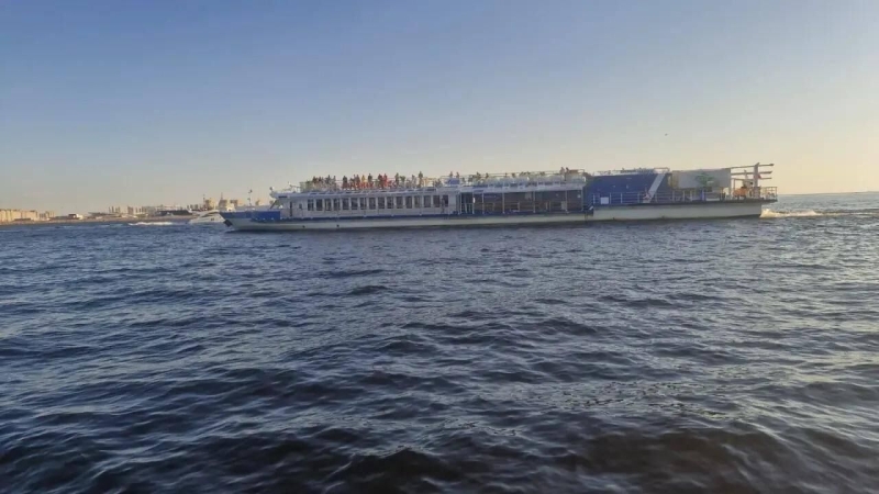 В Петербурге пассажирский теплоход сел на мель