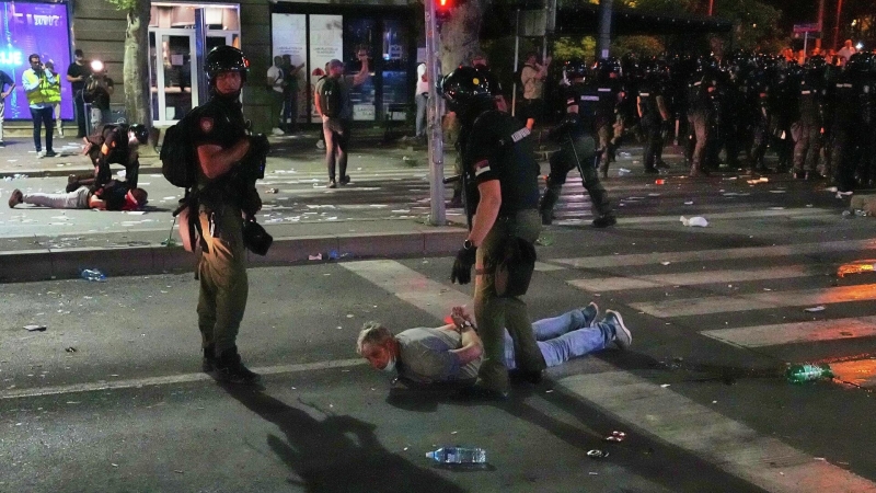 В Сербии на акции протеста пострадали трое полицейских