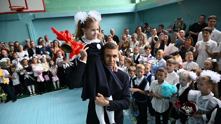 Власти Краснодара объяснили видео с "давкой" в школе