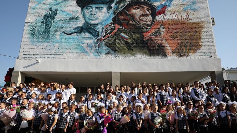 Власти Краснодара объяснили видео с "давкой" в школе