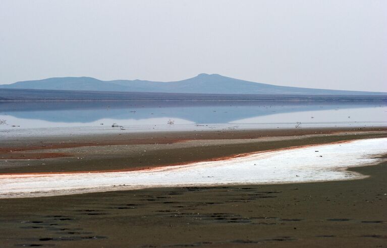Вода меняет цвет. Как сейчас выглядят самые красивые розовые озера России