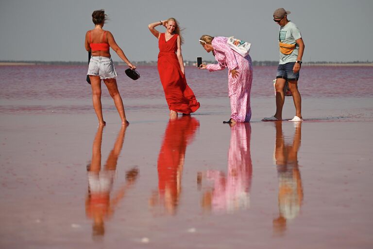 Вода меняет цвет. Как сейчас выглядят самые красивые розовые озера России