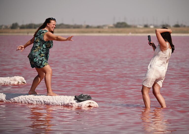 Вода меняет цвет. Как сейчас выглядят самые красивые розовые озера России