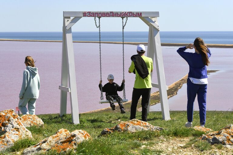Вода меняет цвет. Как сейчас выглядят самые красивые розовые озера России