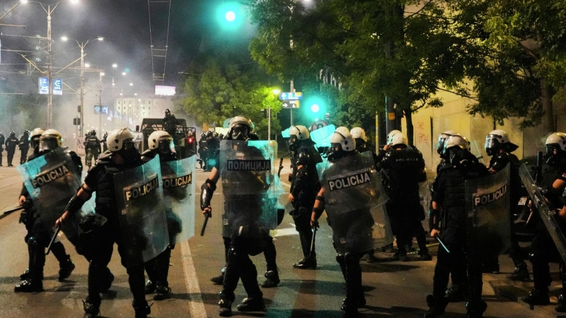 Вучич заявил, что в Нови-Саде на акции протеста пострадало 11 полицейских