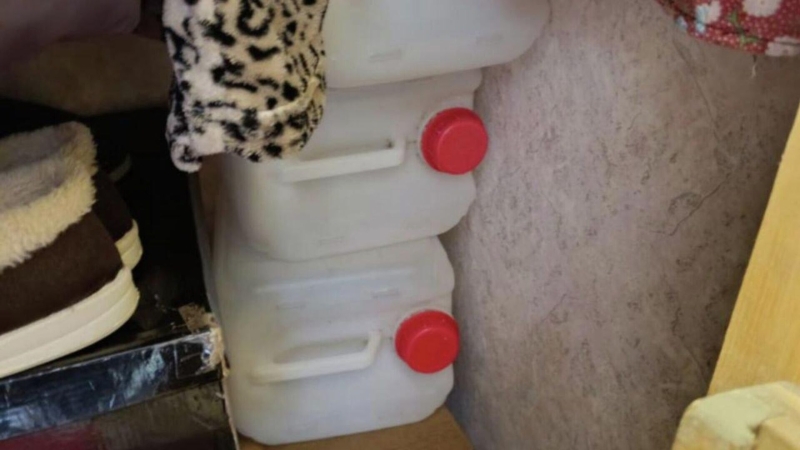 Житель Ленинградской области разводил спирт и продавал односельчанам