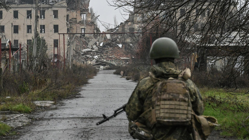 Беженец из Красноармейска рассказал, что ВСУ размещали гаубицы во дворах