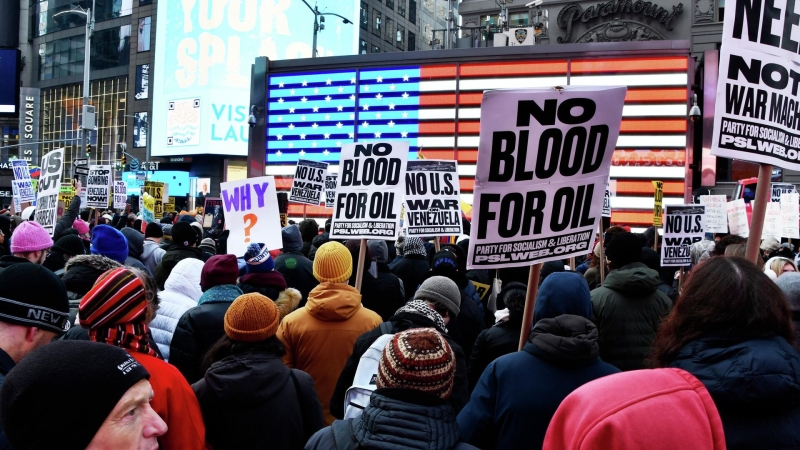 Десятки человек стоят у суда в Нью-Йорке перед заседанием по Мадуро