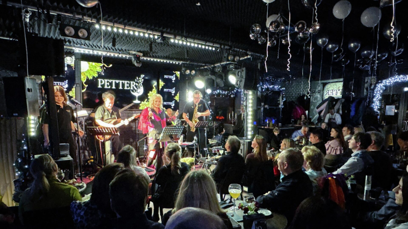 Долина собрала полный зал на концерте в московском баре Petter