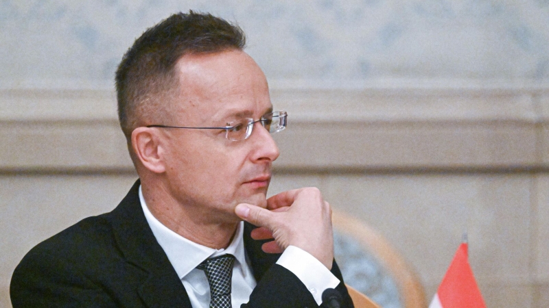 Франция и Британия завуалированно объявляют войну России, заявил Сийярто