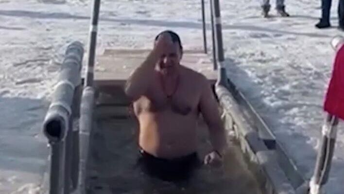 Глава Хабаровского края окунулся в прорубь