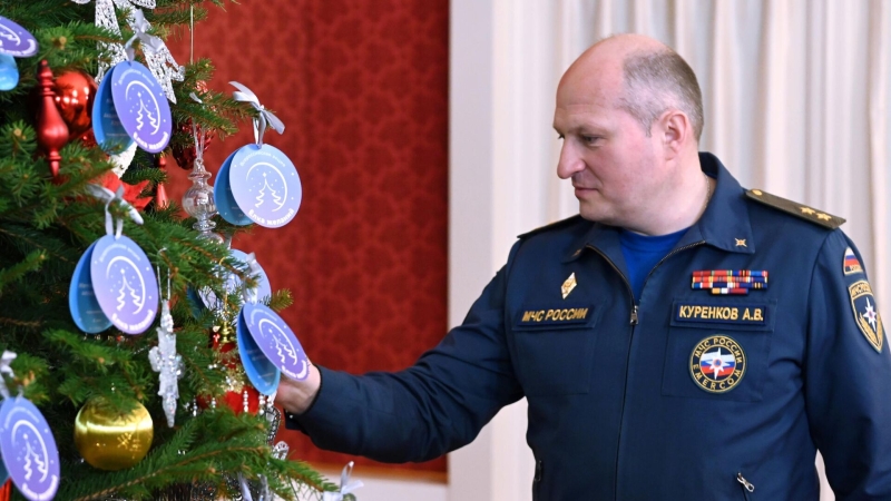 Глава МЧС России подарил 13-летнему Макару мягкие игрушки хоккейных клубов